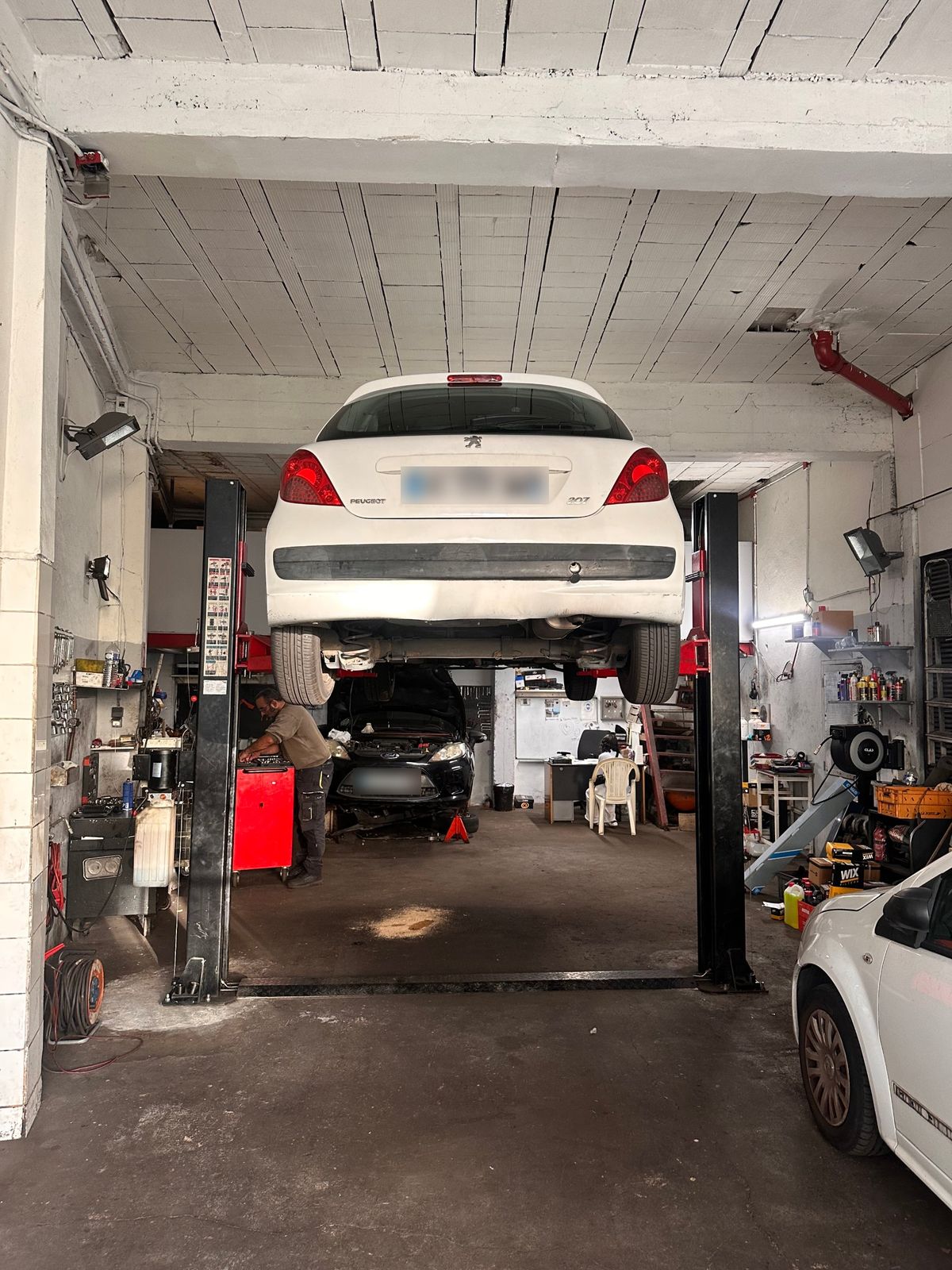 Intérieur de l'atelier du Garage Déodat avec pont élévateur