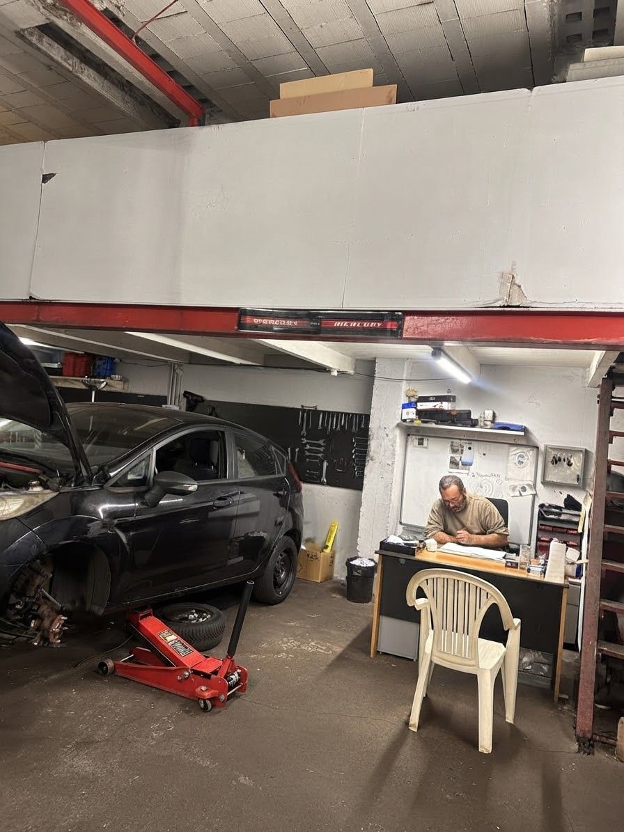 Mr Koob à son bureau dans l'atelier du Garage Déodat